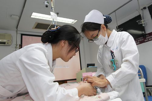 急诊儿输举办小儿头皮静脉穿刺操作比武-南通