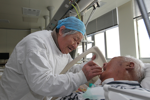 除夕夜亲情探视病房里团聚过年