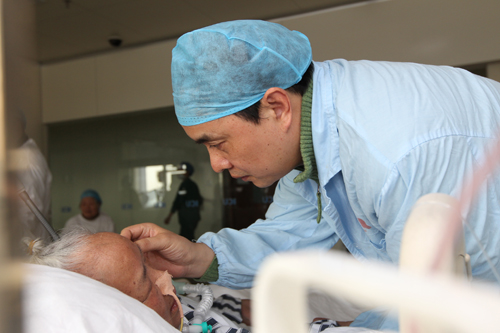 除夕夜亲情探视病房里团聚过年