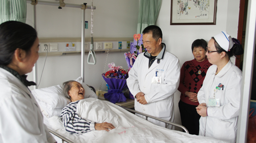 爱心老人宋英骨折住院有望两周内扶拐下床