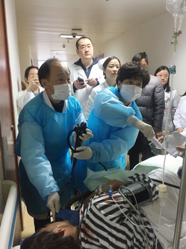 六旬老汉突发大出血医护全力抢救终脱险