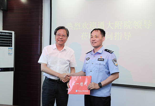 南通边防支队政委吴永新介绍了边防支队建设及改制以来的相关情况,他