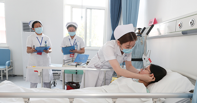 护理部联合团委举行年轻护士操作大赛