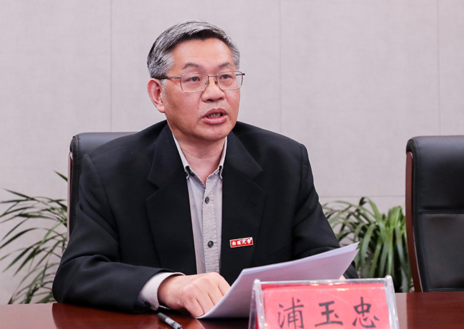 致敬心系疫线劳动最美